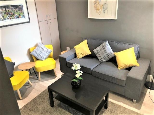 Guineas House Villa Нюмаркет Екстериор снимка