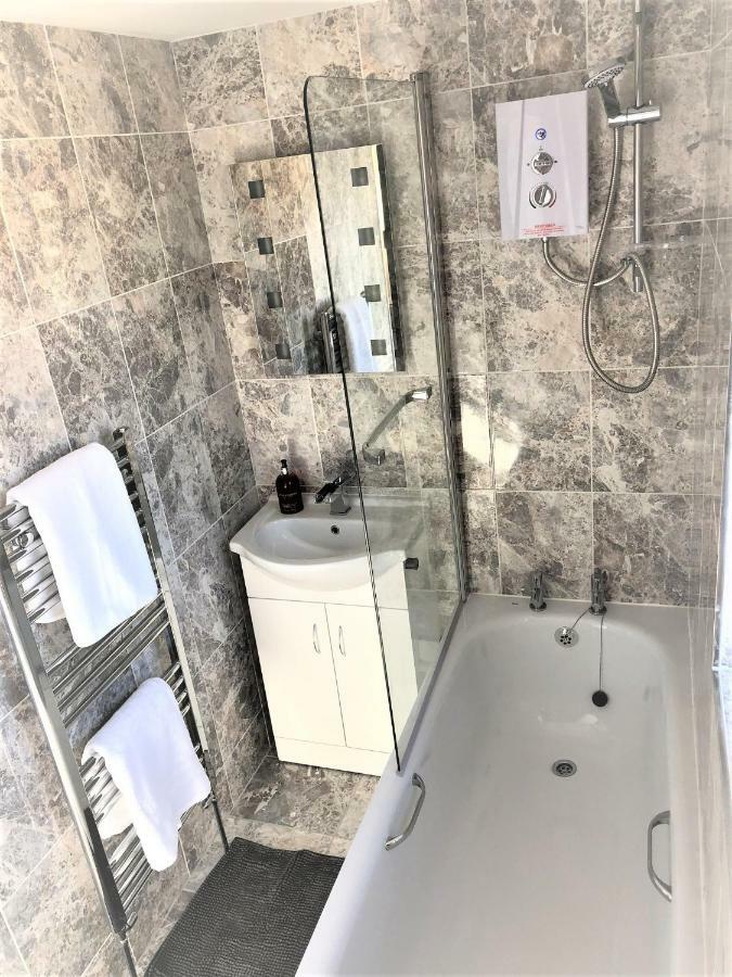 Guineas House Villa Нюмаркет Екстериор снимка